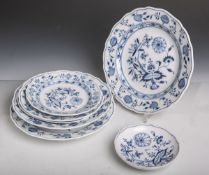Sieben verschieden große Porzellanteller im Zwiebelmuster-Dekor von Meissen (blaue