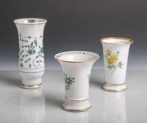 Drei verschiedene kleine Porzellanvasen von Meissen (diverse Zeiten und versch. Dekore),