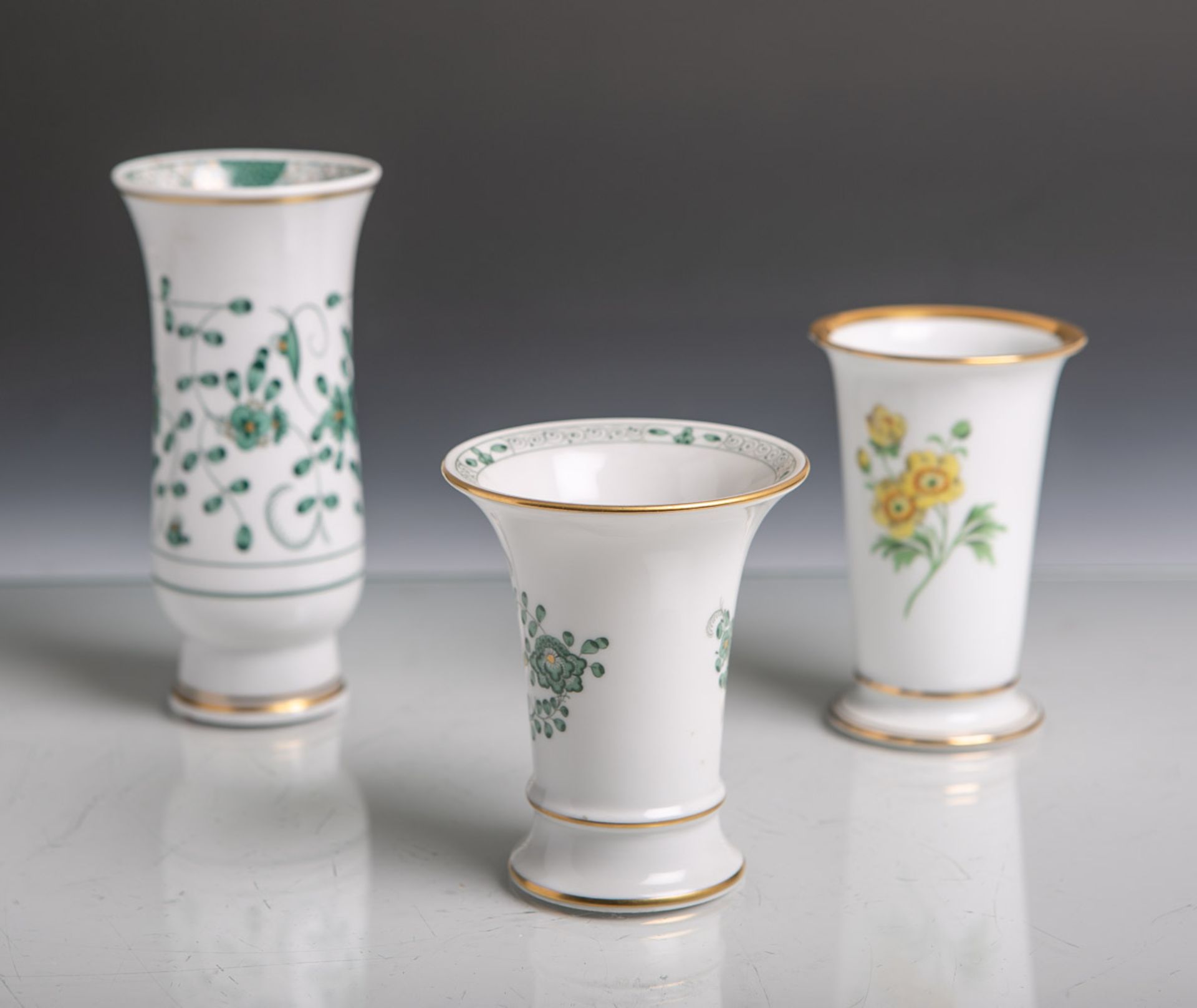 Drei verschiedene kleine Porzellanvasen von Meissen (diverse Zeiten und versch. Dekore),