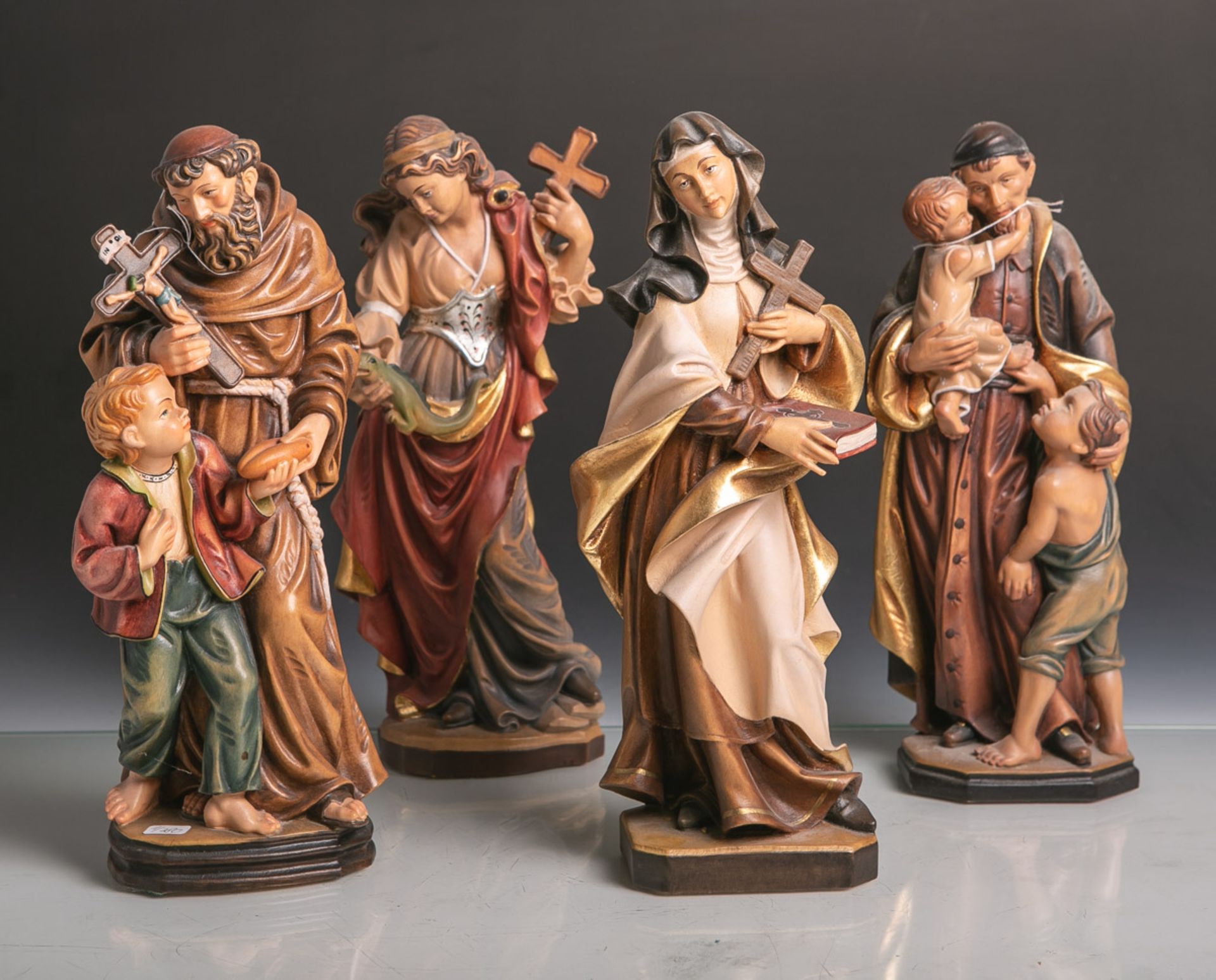 Konvolut von 4 versch. Holzfiguren von Heiligen, vollplastisch geschnitzt, polychrom