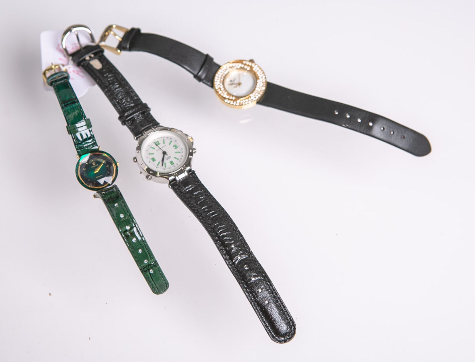 Drei verschiedene Armbanduhren (neuzeitlich), bestehend aus: 1x Damenarmbanduhr von