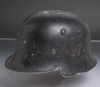 Feuerwehrhelm (wohl 1930/40er Jahre), Aluminium, schwarz lackiert, mit original