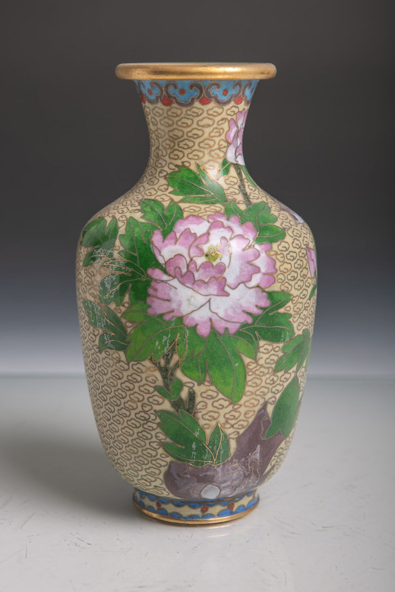 Kl. Porzellanvase (China, 20. Jahrhundert), farbige Bemalung m. Blumendekor u.