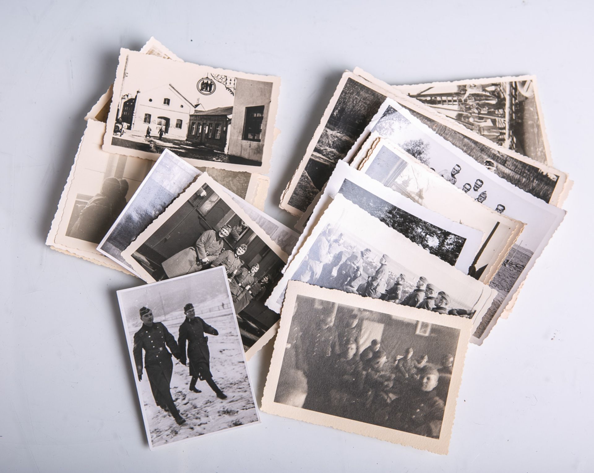 Konvolut von 23 Fotoaufnahmen (2. WK), Drittes Reich, überwiegend Gruppenfotos u.
