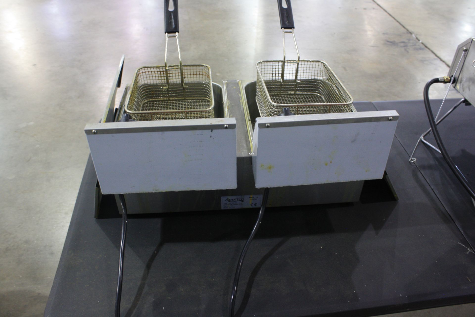 Avantco table top double fryer - Image 2 of 3