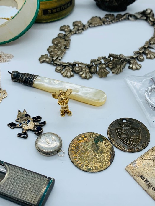 A Selection of curios to include silver jewellery etc. - Image 2 of 6