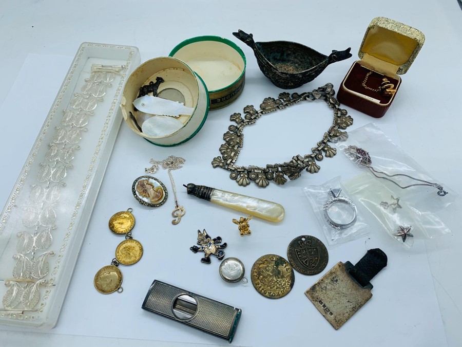 A Selection of curios to include silver jewellery etc. - Image 4 of 6