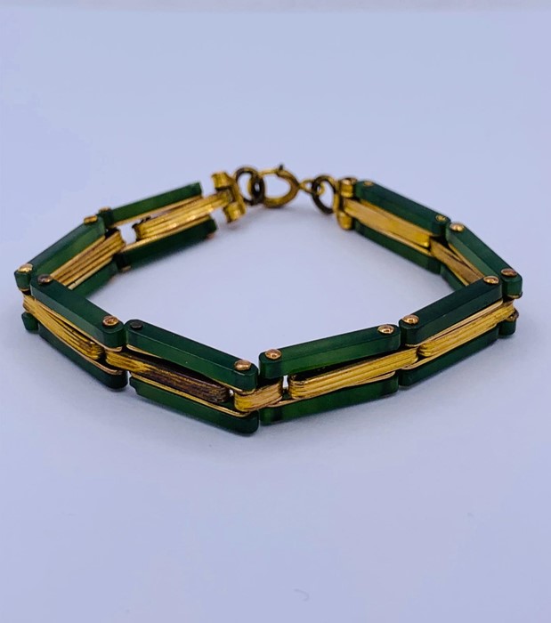 A 9ct gold and Jade bracelet - Image 3 of 3
