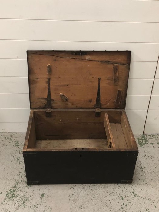 An old wooden tool chest - Image 2 of 2