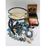 A quantity of jewellery to include a cased set of vintage pearls