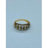 A Persian gold ring with seed pearls (4.2g)