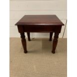 A square side table (W48cm D38cm H44cm)