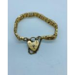 9 ct gold bracelet with heart shaped fastener (24.2g)