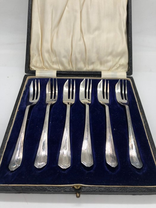 A boxed set of six hallmarked silver cake forks 1908 maker's mark JM.