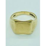 A gents 9 ct gold signet ring (5.5g)