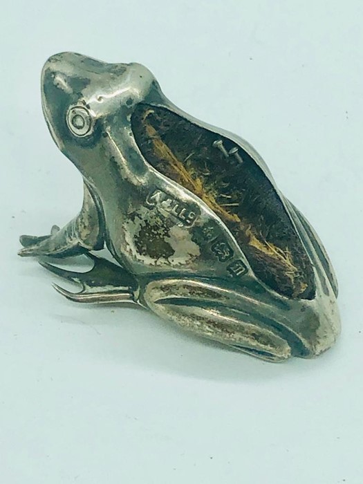 A hallmarked silver pin cushion in the form of a frog AF - Image 2 of 3