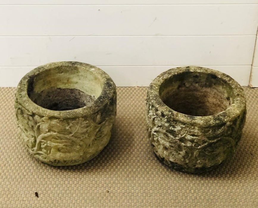 A pair of weathered stone garden planters (H25cm)