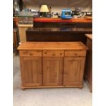 A modern pine sideboard (W116cm D43cm H81cm)