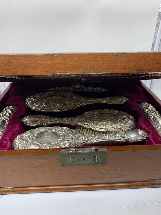 A Walker & Hall silver dressing table set, hallmarked Sheffield 1911, with seven pieces in velvet - Image 2 of 7