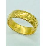 22 ct gold ornate wedding band (