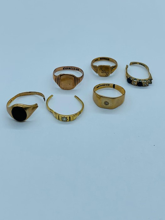 A selection of 9 ct gold rings (Total Weight 13.6g)