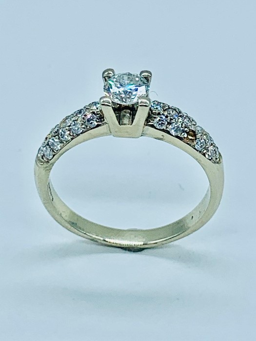 A modern solitaire diamond ring with diamond shoulders in 18 ct white gold setting. Central - Image 5 of 7