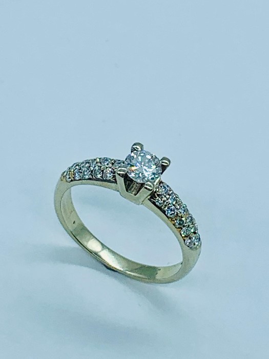 A modern solitaire diamond ring with diamond shoulders in 18 ct white gold setting. Central - Image 7 of 7