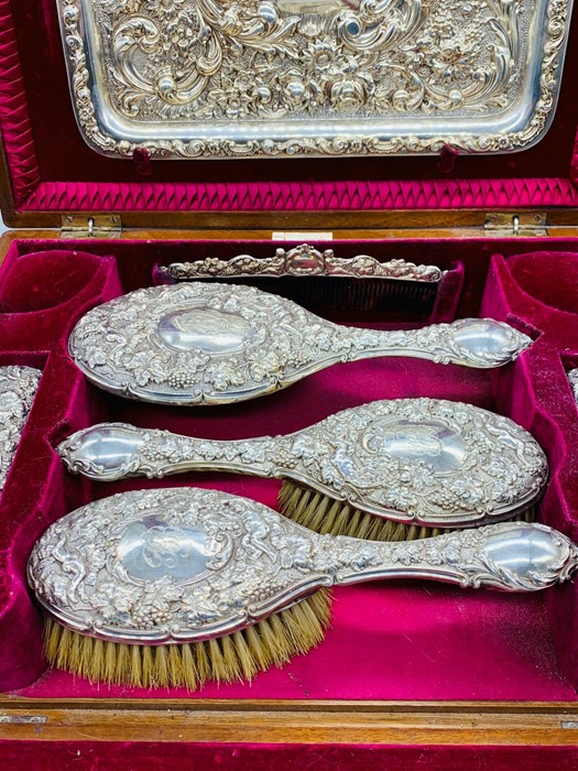 A Walker & Hall silver dressing table set, hallmarked Sheffield 1911, with seven pieces in velvet - Image 7 of 7