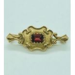 A 9 ct gold brooch with central stone (6.6g)