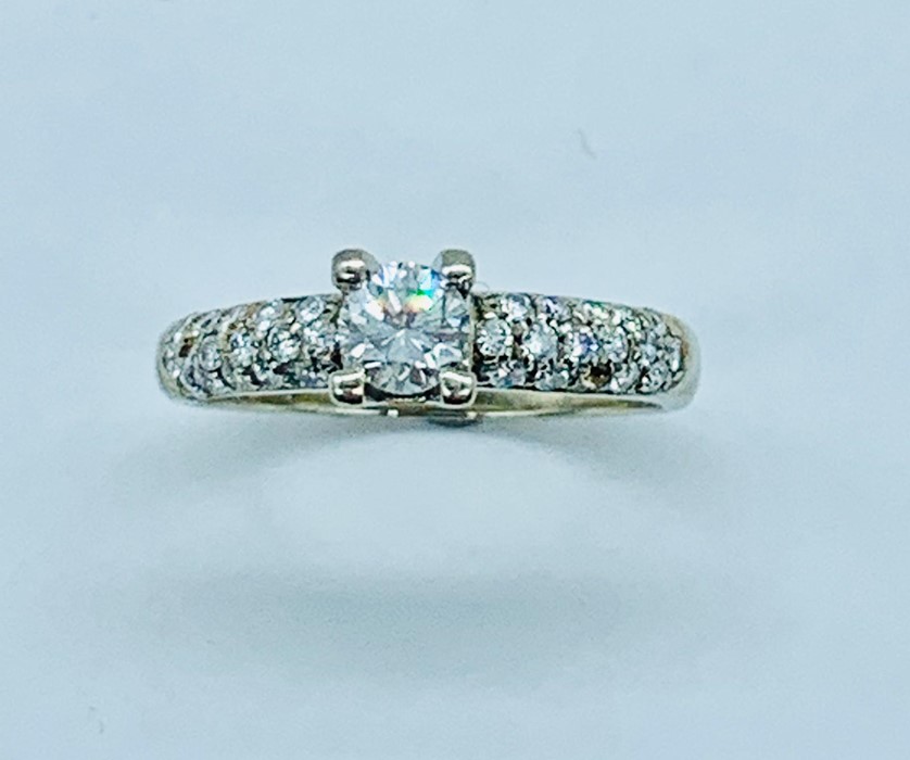 A modern solitaire diamond ring with diamond shoulders in 18 ct white gold setting. Central - Image 4 of 7