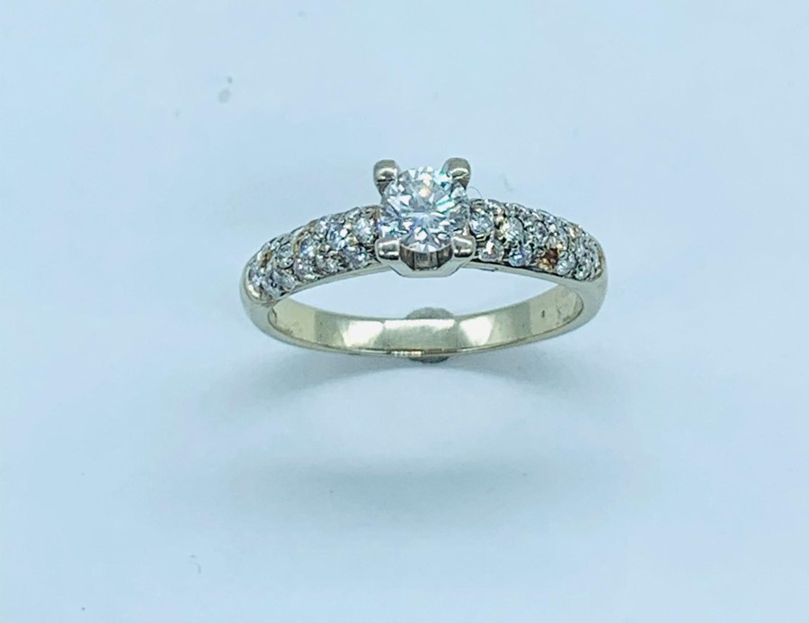 A modern solitaire diamond ring with diamond shoulders in 18 ct white gold setting. Central - Image 3 of 7