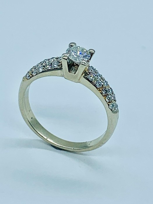A modern solitaire diamond ring with diamond shoulders in 18 ct white gold setting. Central - Image 6 of 7