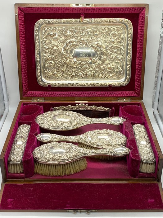 A Walker & Hall silver dressing table set, hallmarked Sheffield 1911, with seven pieces in velvet