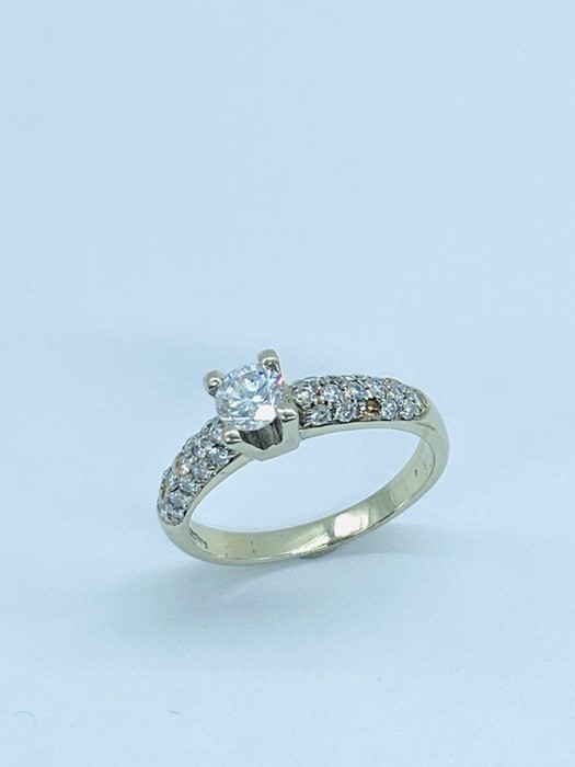 A modern solitaire diamond ring with diamond shoulders in 18 ct white gold setting. Central - Image 2 of 7
