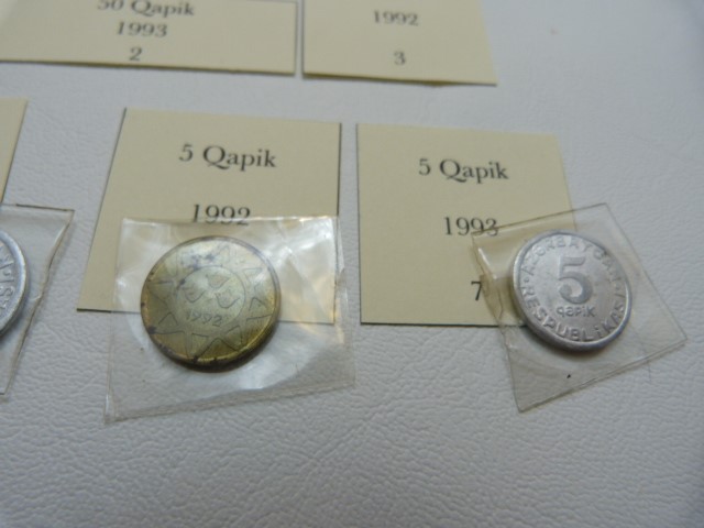 A selection of seven coins from Azerbaijan to include 50 Qapik, 50 Qapik, 20 Qapik, 20 Qapik, 10 - Image 5 of 8
