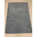 A rectangular grey shaggy rug (133cm x 195cm)