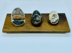 A display of eggs in glass and marble.