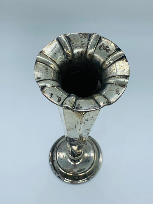 A Walker and Hall silver vase with weighted base (Sheffield Hallmarked) - Image 2 of 4