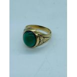 An Emerald ring in a 9 ct gold setting (5.9g) Size T London 1964