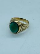 An Emerald ring in a 9 ct gold setting (5.9g) Size T London 1964