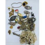 A Small Selection of Vintage Jewellery
