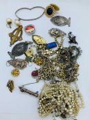 A Small Selection of Vintage Jewellery