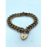 A 9 ct gold bracelet with heart shaped locket (Wear to the bracelet) (15.8g)