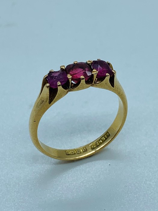 An 18 ct three ruby stone ring (4.3g) Size Q - Image 2 of 2
