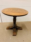 A small oak occasional table (H45cm Dia 45cm)