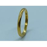 An 18 ct yellow gold wedding band (1.9g) Size N