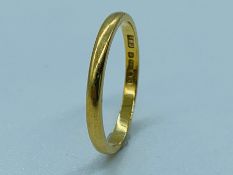 An 18 ct yellow gold wedding band (1.9g) Size N