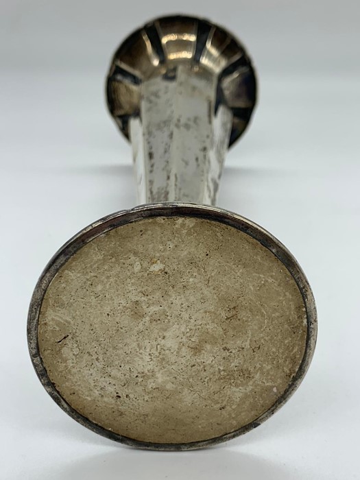 A Walker and Hall silver vase with weighted base (Sheffield Hallmarked) - Image 4 of 4