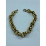 An 18 ct yellow gold bracelet (Marked 750) (13.8g)
