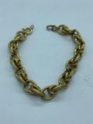 An 18 ct yellow gold bracelet (Marked 750) (13.8g)